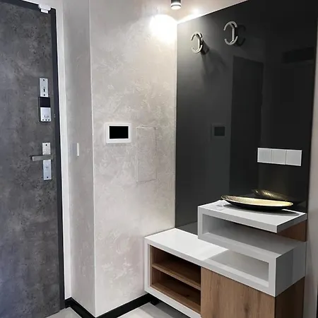A-brilliant, New! Spacious & Modern In Whit Garage Appartement *