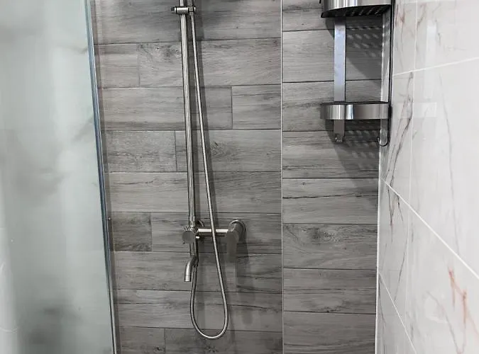 A-brilliant, New! Spacious & Modern In Whit Garage *