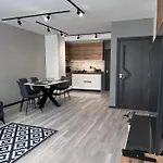 A-brilliant, New! Spacious & Modern In Whit Garage Apartament