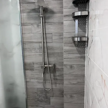 A-brilliant, New! Spacious & Modern In Whit Garage *