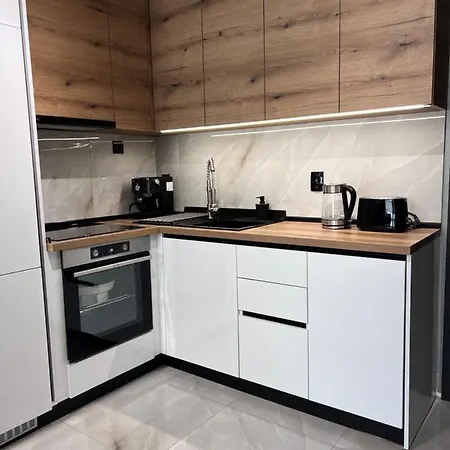 A-brilliant, New! Spacious & Modern In Whit Garage *