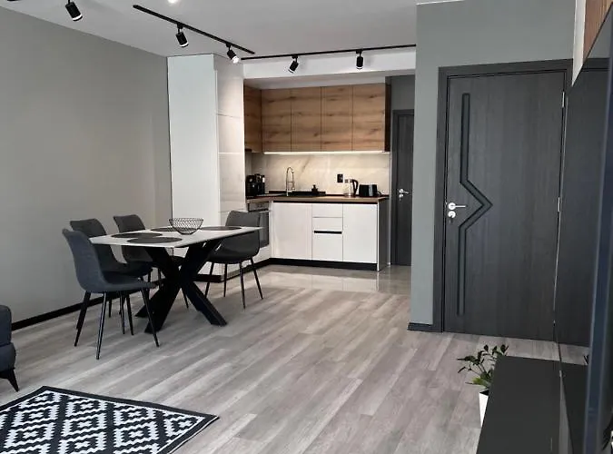 A-brilliant, New! Spacious & Modern In Whit Garage アパート