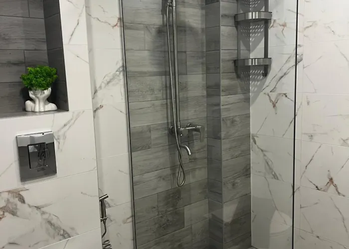 A-brilliant, New! Spacious & Modern In Whit Garage *